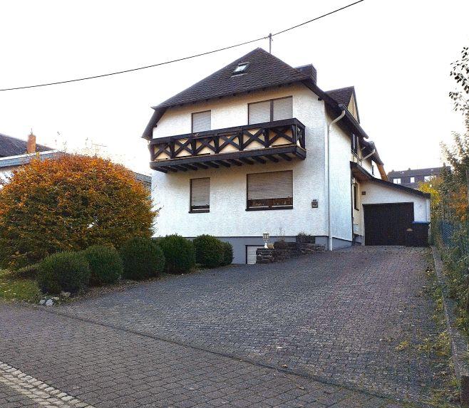 Einfahrt und Garage
