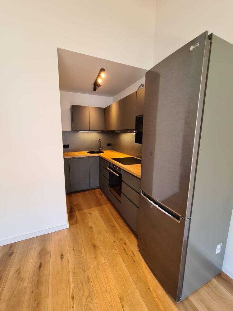 Moderne Einbauküche mit Spülmaschine