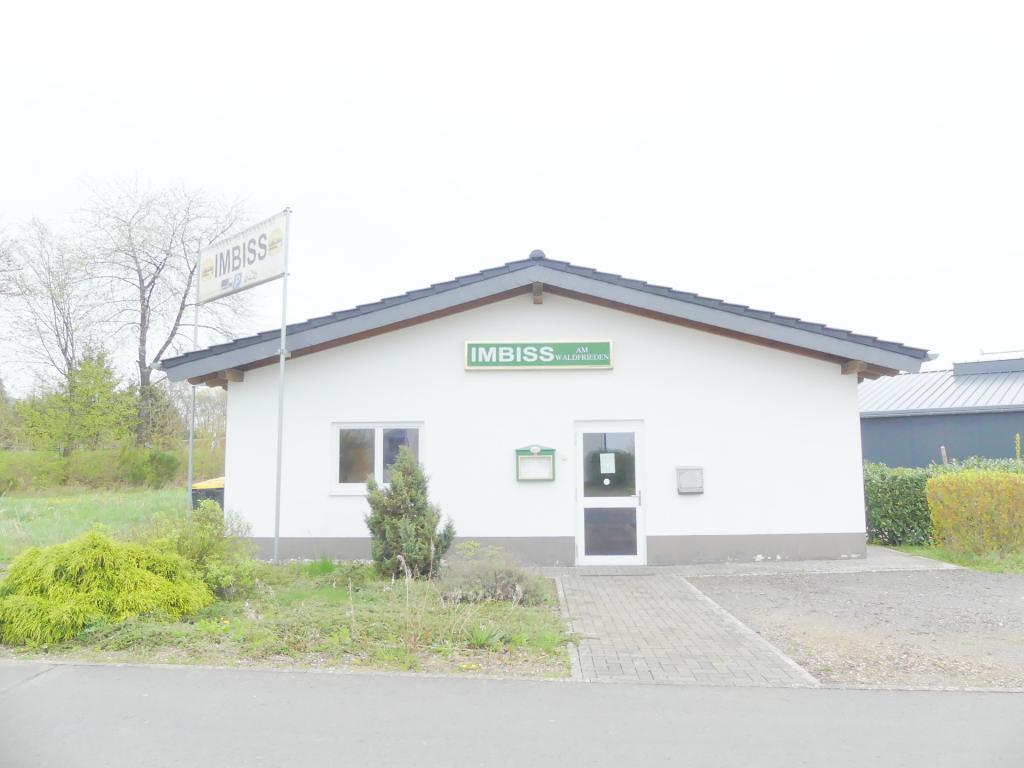 Außenansicht mit Stellplätzen