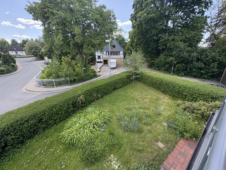 Blick in den Garten vom Balkon