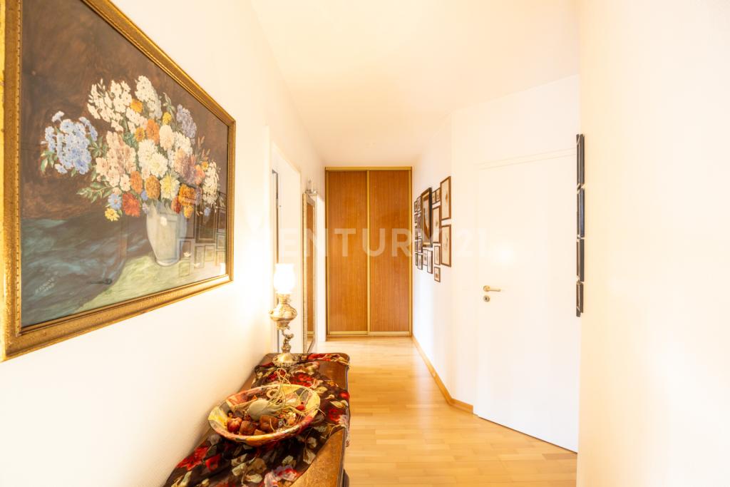 Geräumiger Flur mit Einbauschrank