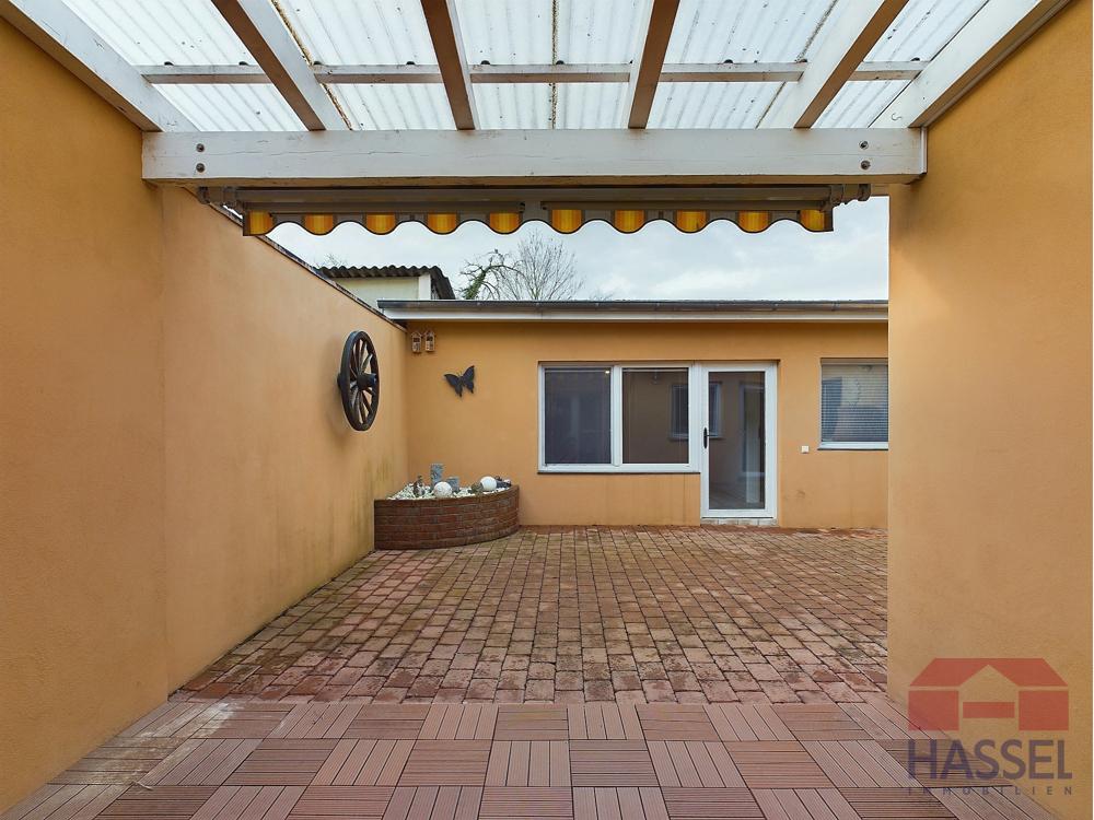 Und einer überdachten Terrasse 
