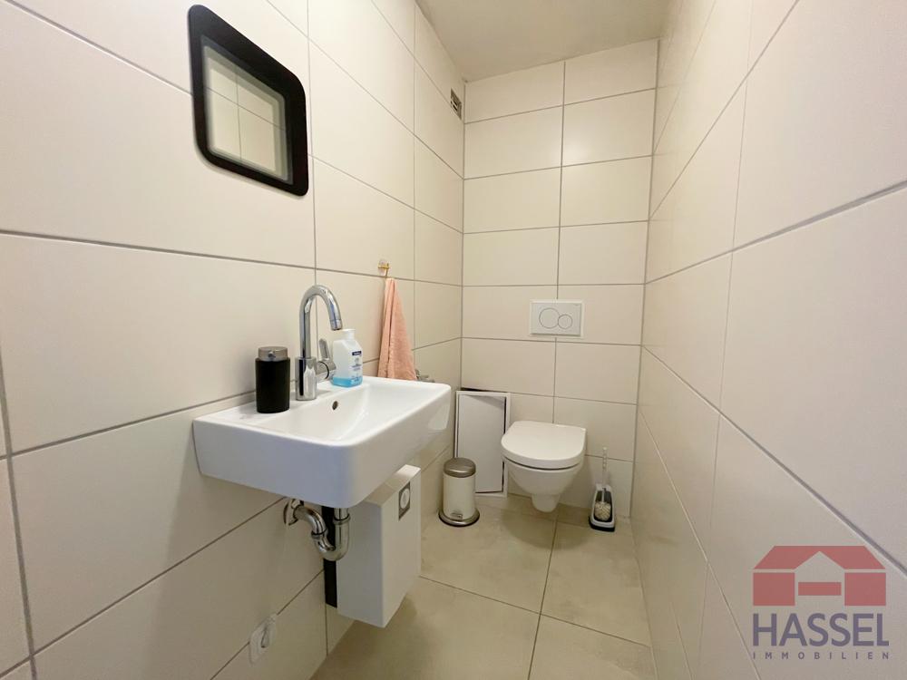 mit Waschtisch und Toilette
