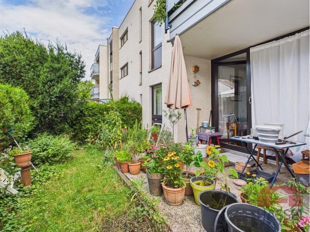 Mit Terrasse