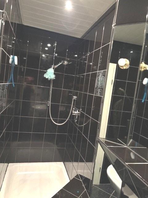 Bad mit Dusche, Waschbecken, WC