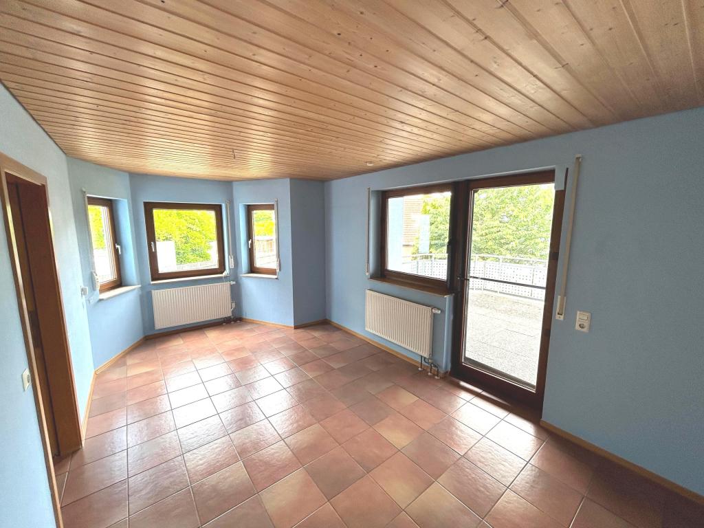Blick in den Essbereich mit Terrassenzugang