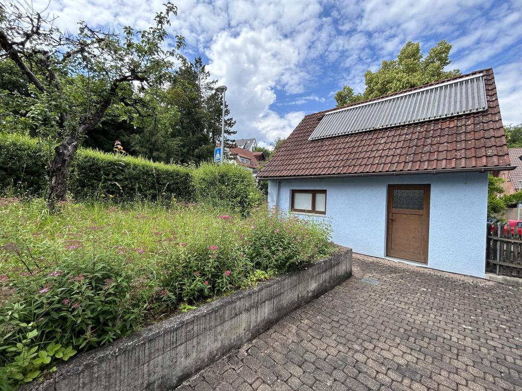 Gerätehaus und Garten