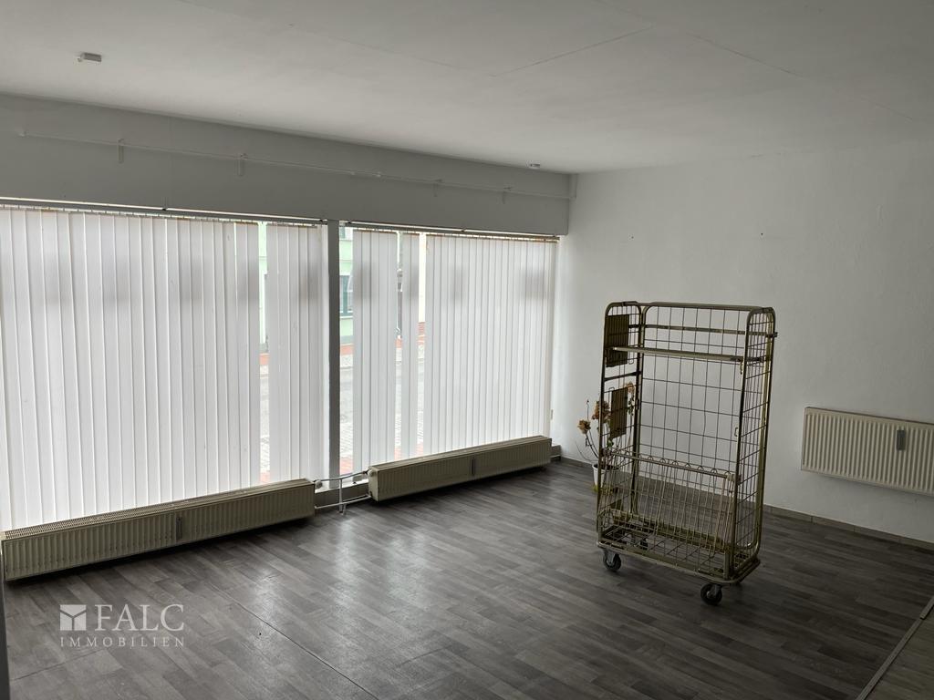 Straßenseite EG Vorderhaus