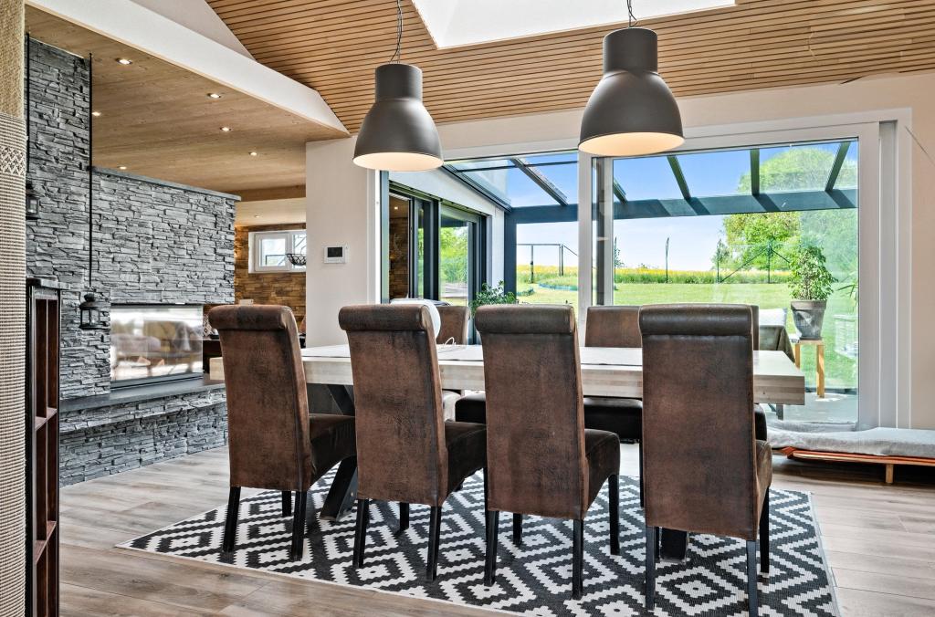 Essbereich mit Kaminblick