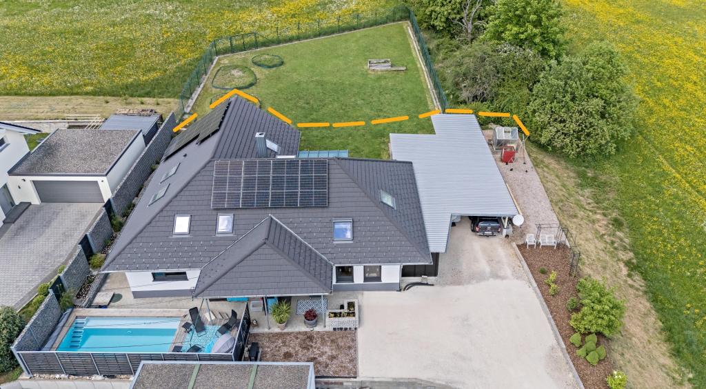 Wunderschöner Winkelbungalow mit Pool