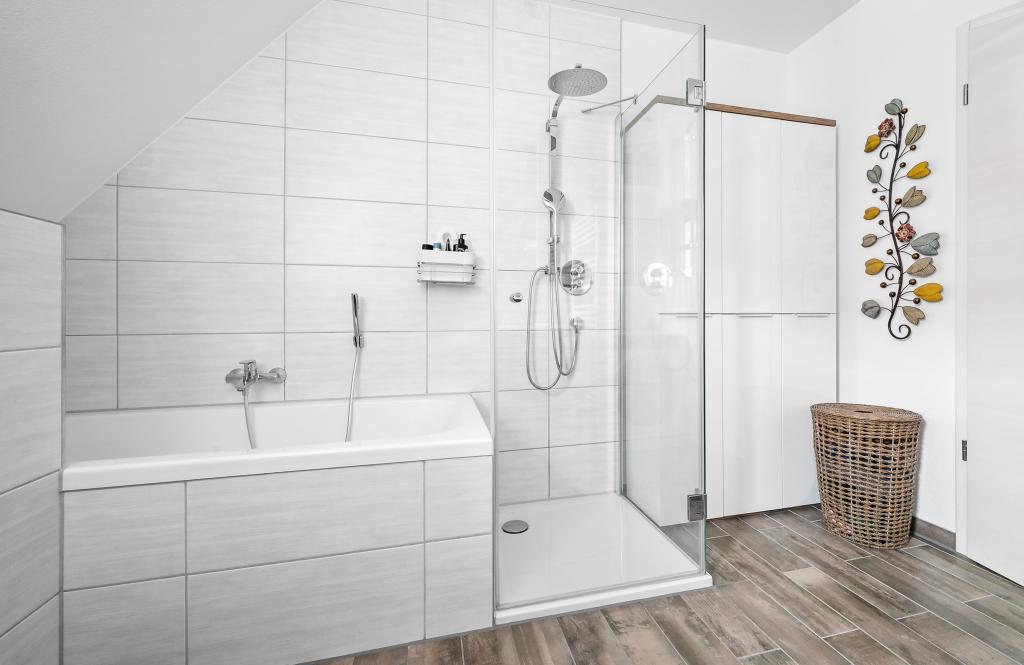 Dusche und Badewanne