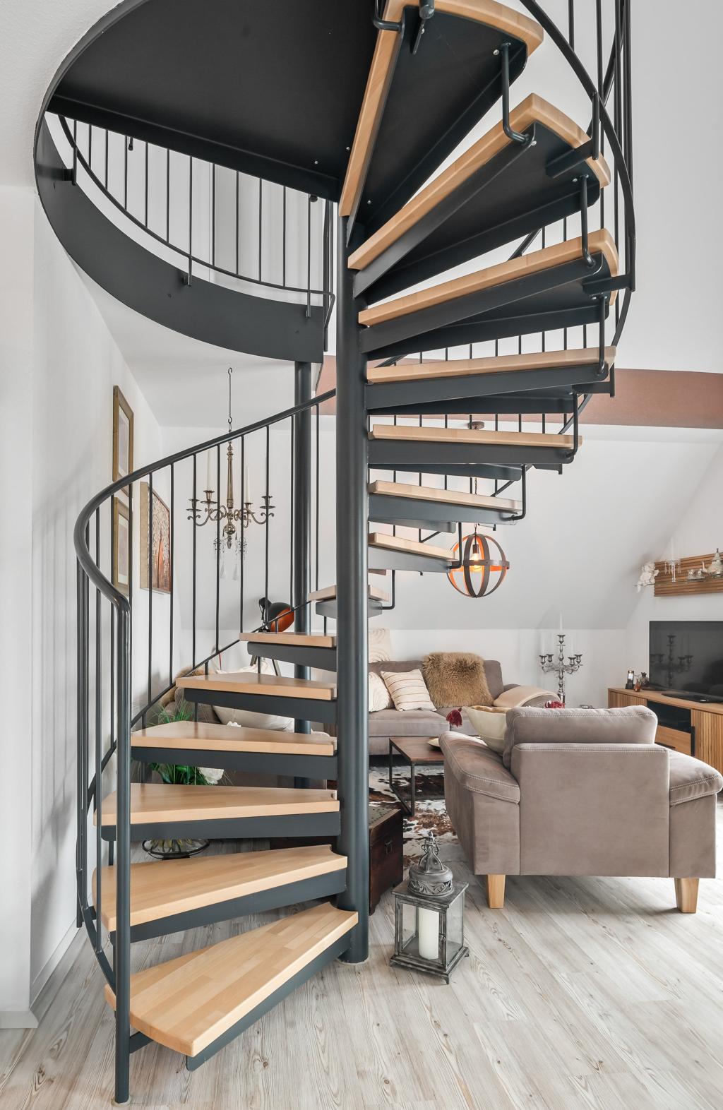 Schöne Wendeltreppe zur Empore