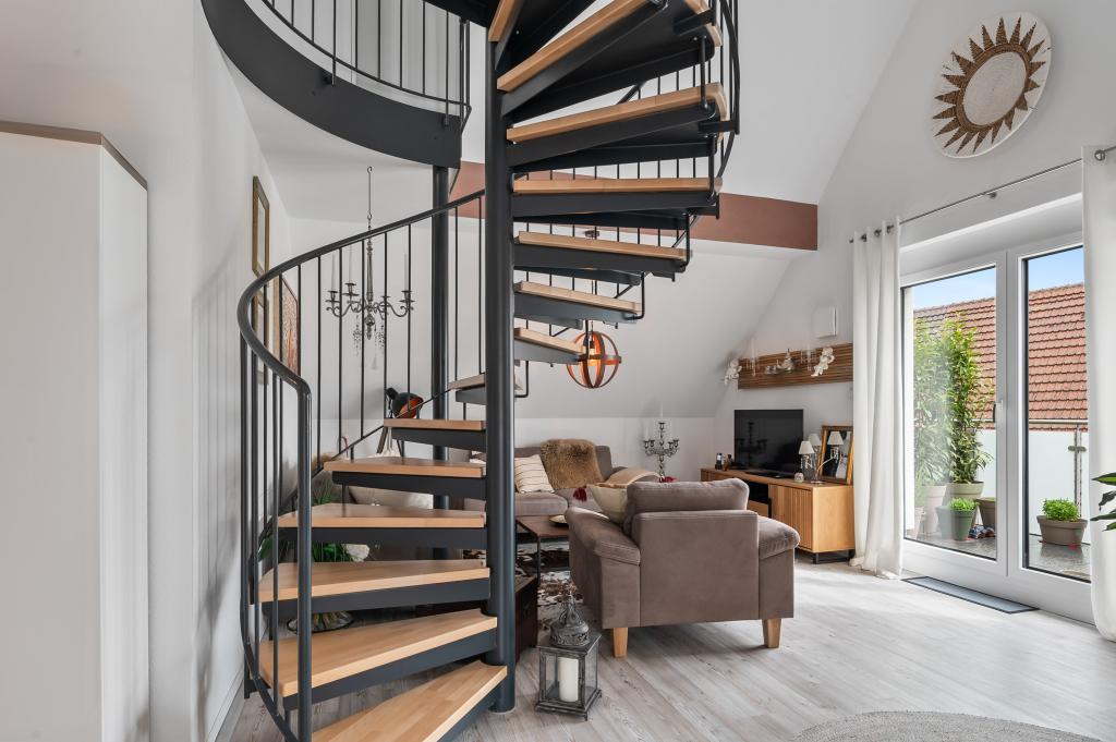 Wohnbereich und Wendeltreppe