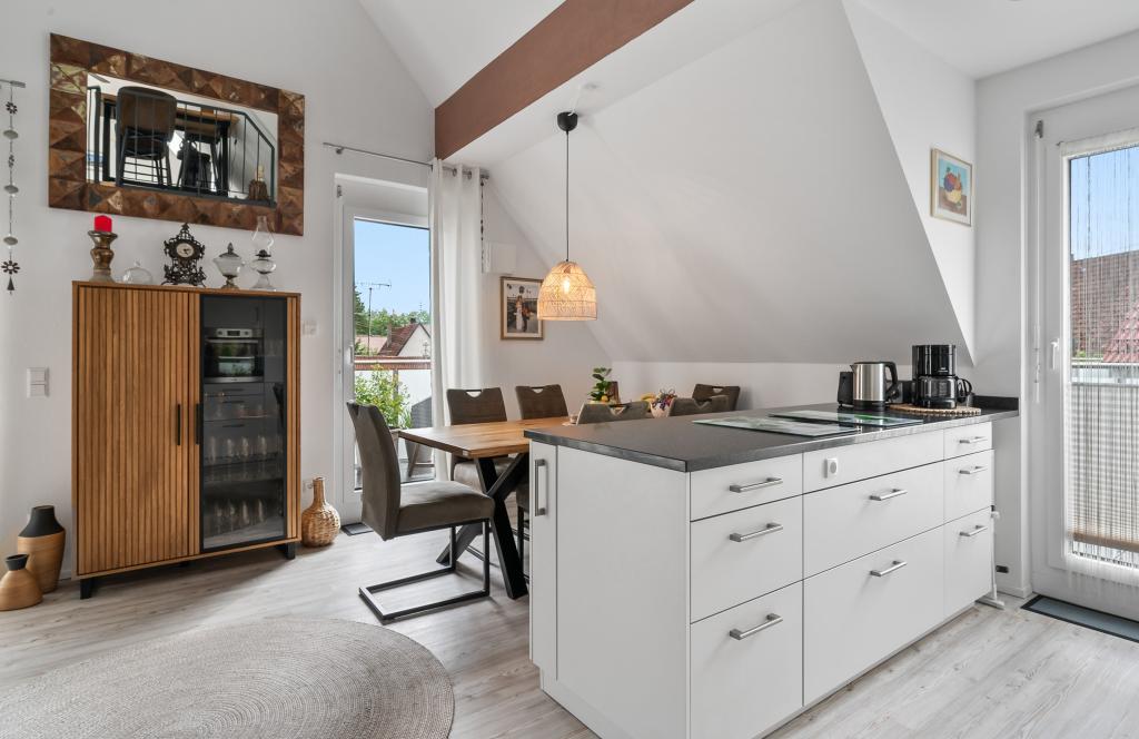 Heller Koch- und Essbereich