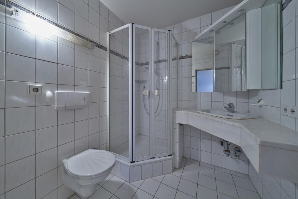 Bad mit Dusche, WC und Waschmaschinenplatz
