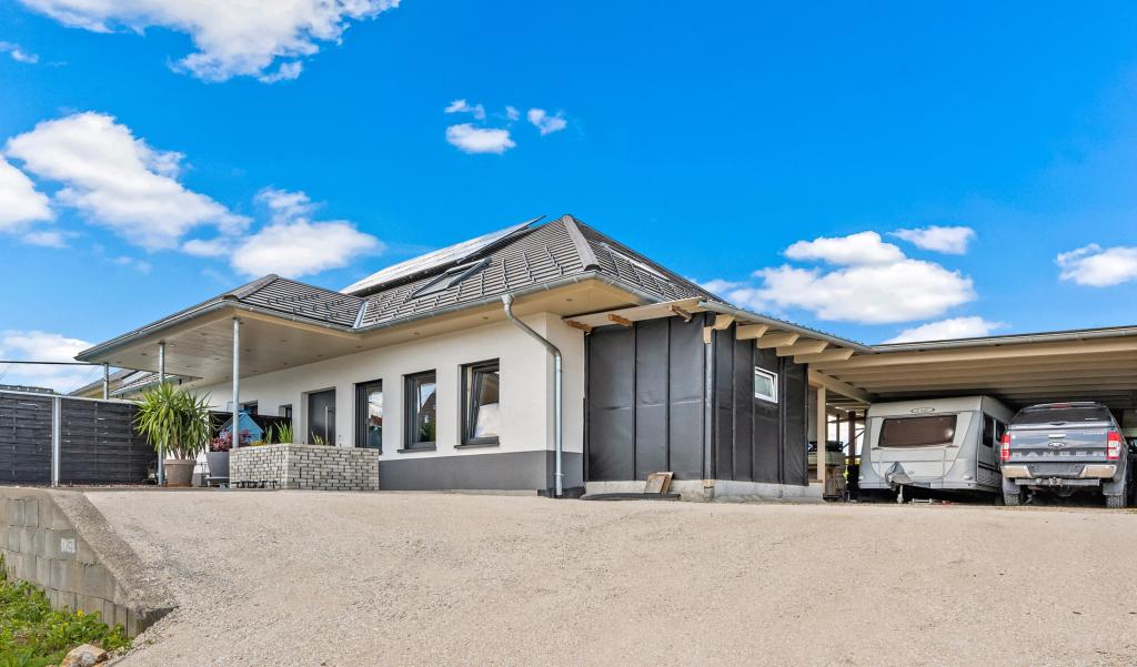 Vorderansicht mit Carport