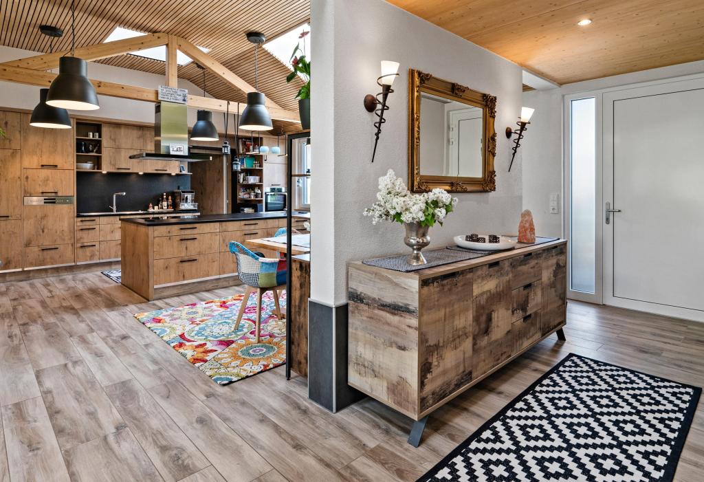 Flur und Küche mit Essplatz