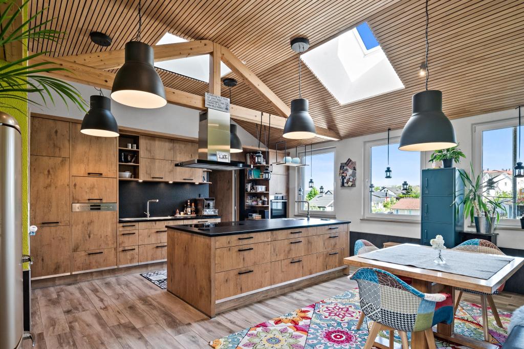 Hochwertige Küche mit Essplatz