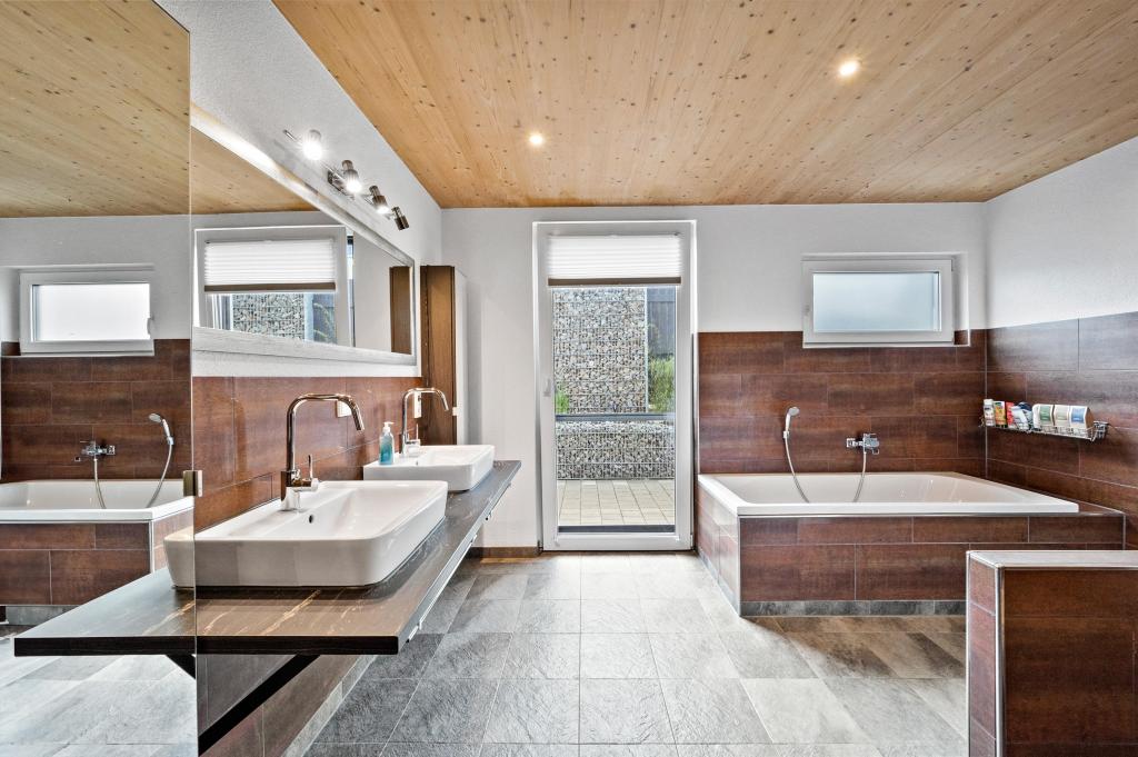 Helles Bad mit Poolzugang