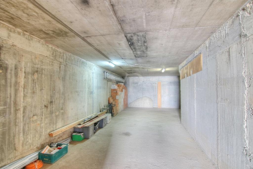 Massive Garage / Scheune
