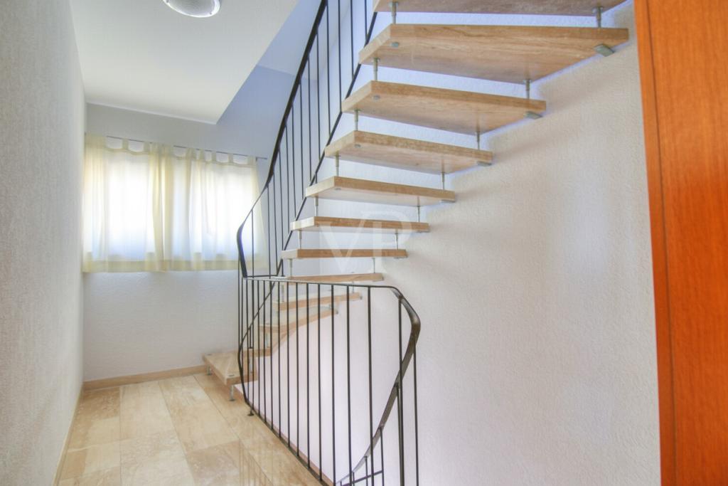 Großzügige 4-Zimmer-Wohnung mit Süd-Balkon, Kachelofen und Fußbodenheizung – voll möbliert - Photo 4