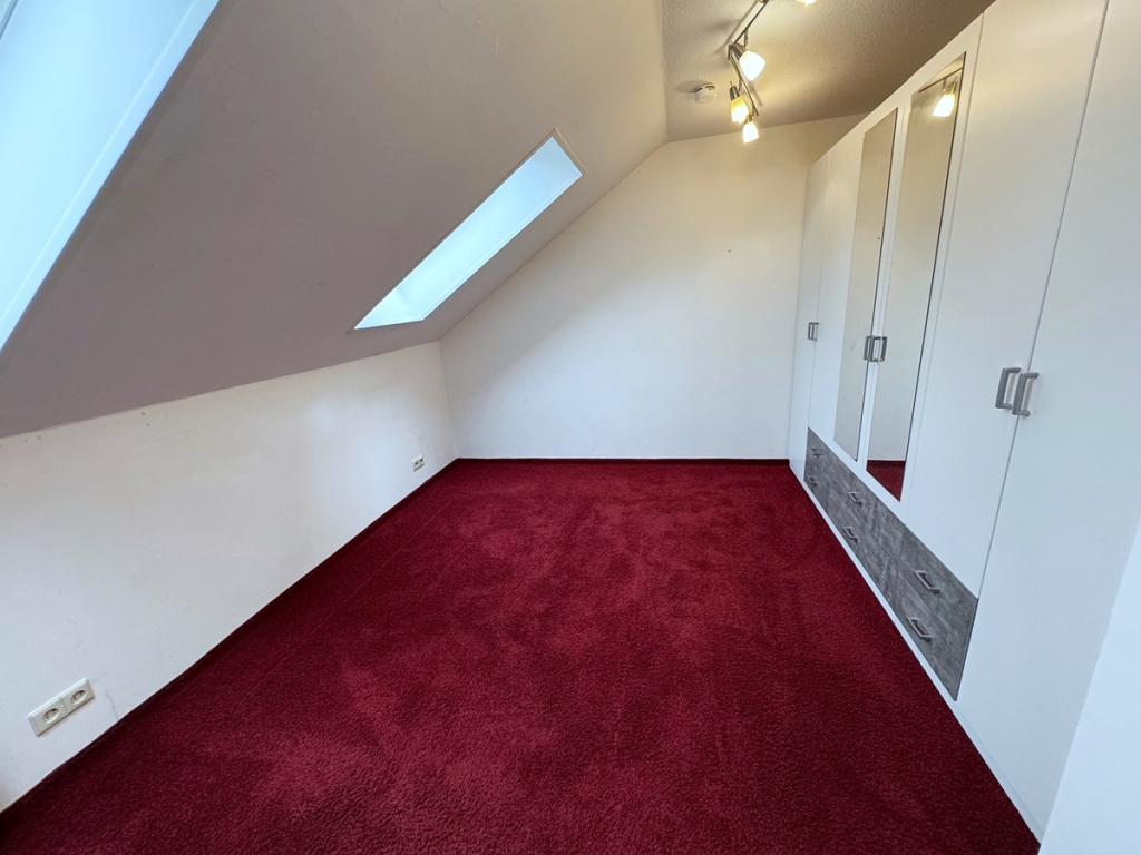 Schöne Dachgeschosswohnung ab 01.08.26 frei - Foto 1