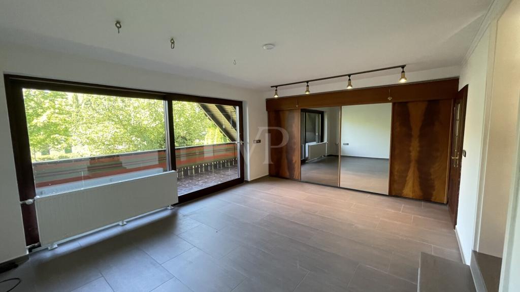 ö Schlafzimmer mit Balkon OG