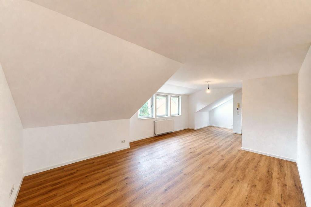 PHI AACHEN - Einziehen und wohlfühlen: Modernisiertes Dachgeschoss-Apartment in Eschweiler! - Photo 2