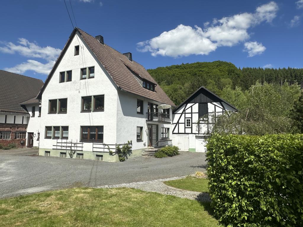Wohnhaus mit Partyraum und Garagen Bild 1