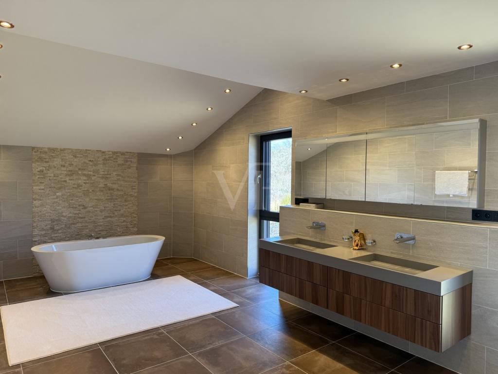 OG-Blick ins Badezimmer