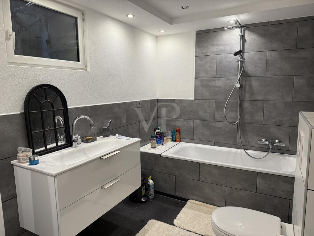 UG-Badezimmer mit Badewanne