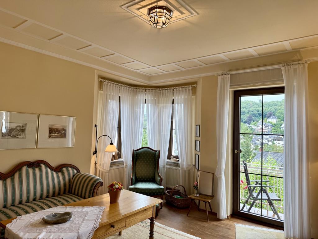EG-Wohnzimmer mit Zugang zu Balkon