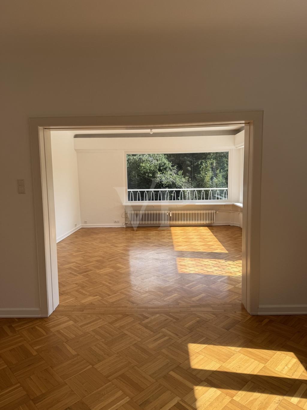 Blick vom Essbereich in den Wohnbereich (2)
