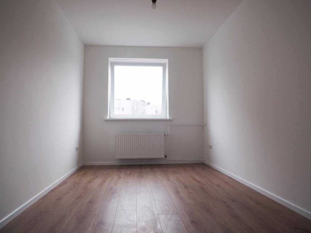 Zi. z. Straße 12 qm I