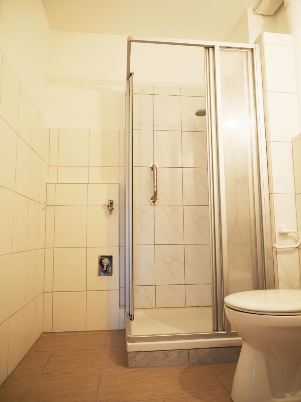 Duschbad mit Waschmaschinenanschluss