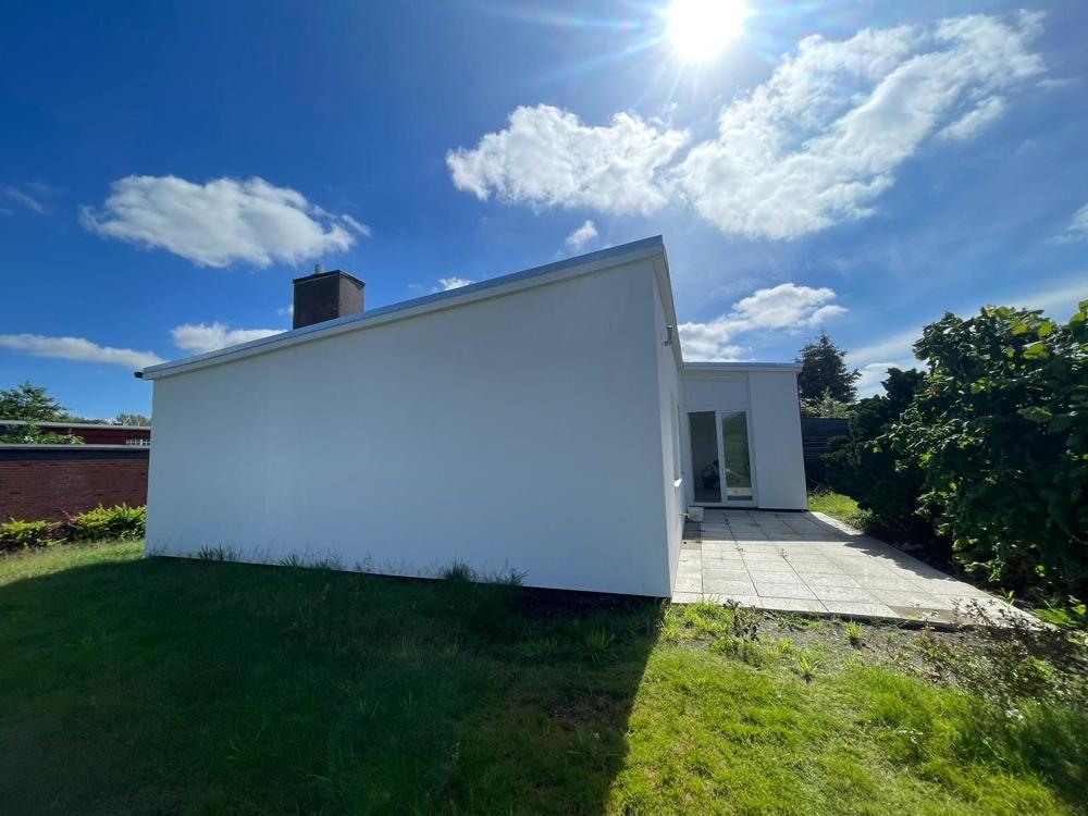 Seitenansicht mit Blick auf fast 18 m² große Terrasse