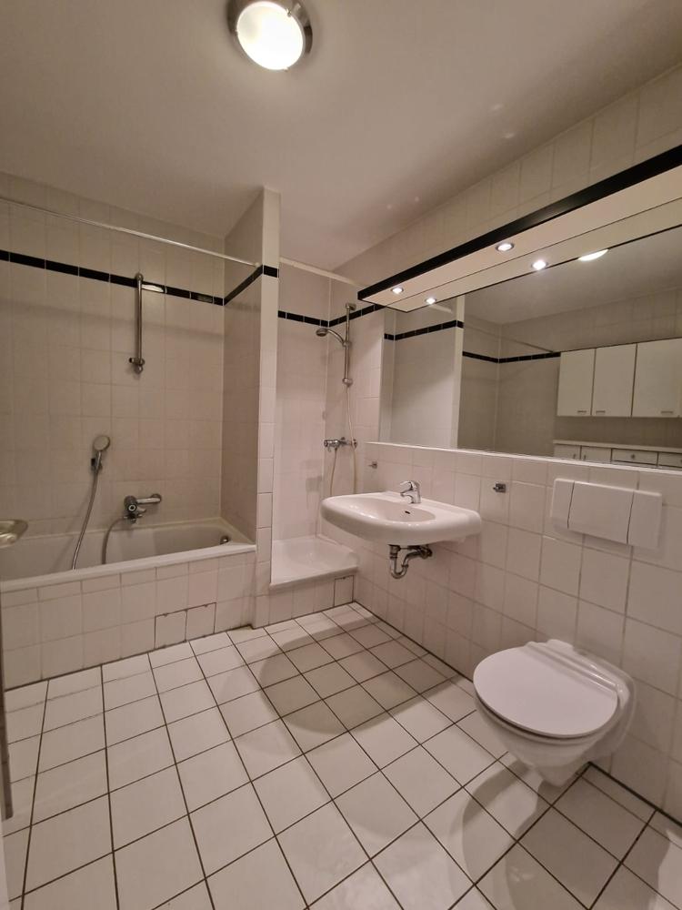 Bad mit DuBa und Badewanne I