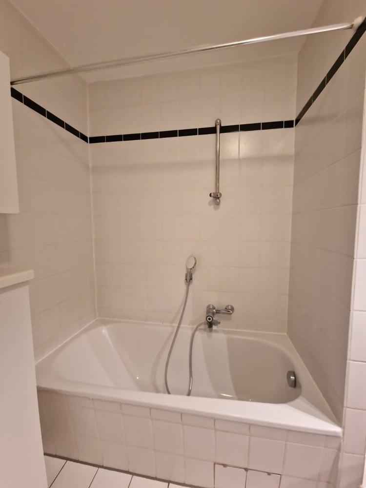Bad mit DuBa und Badewanne IV
