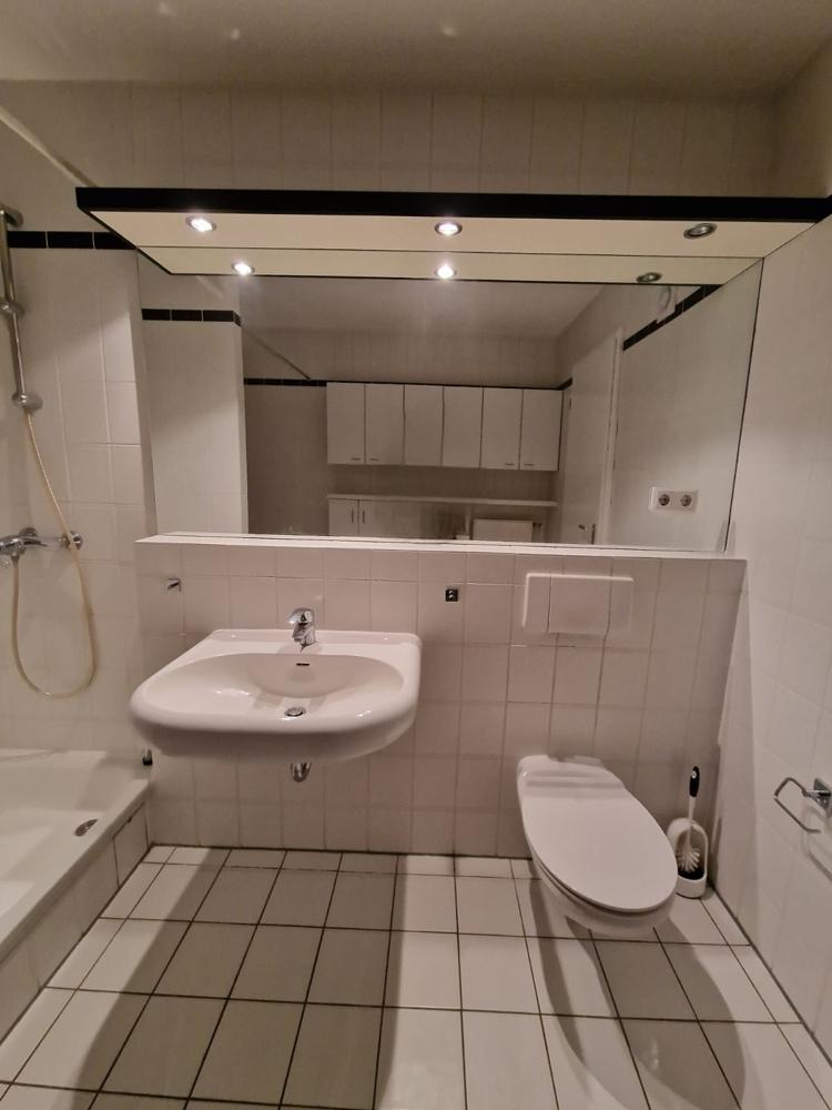 Bad mit DuBa und Badewanne VIII
