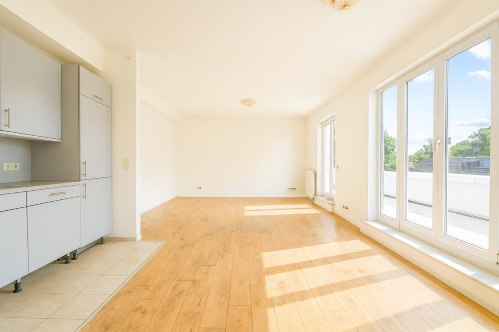 Wohnzimmer ohne Möblierung -Farbe Fussboden im Bild heller, als i.d. Wohnung