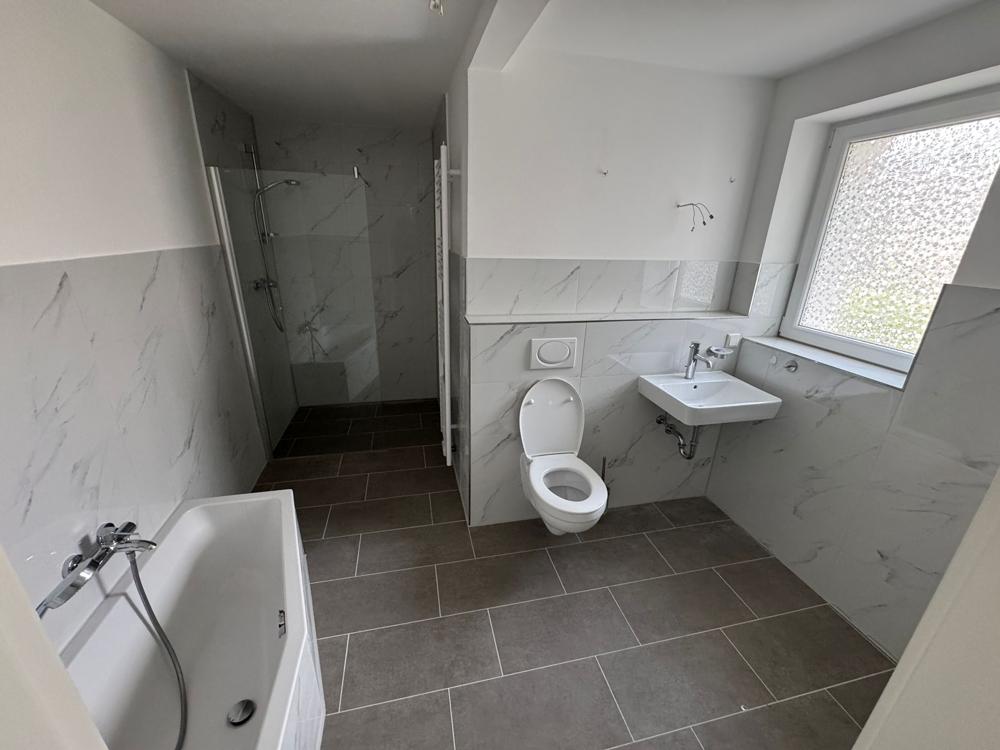 Erstbezug nach Sanierung– Wohnen wie im Neubau 3-Zimmer-Wohnung mit eigenem Eingang und Garten - Photo 4
