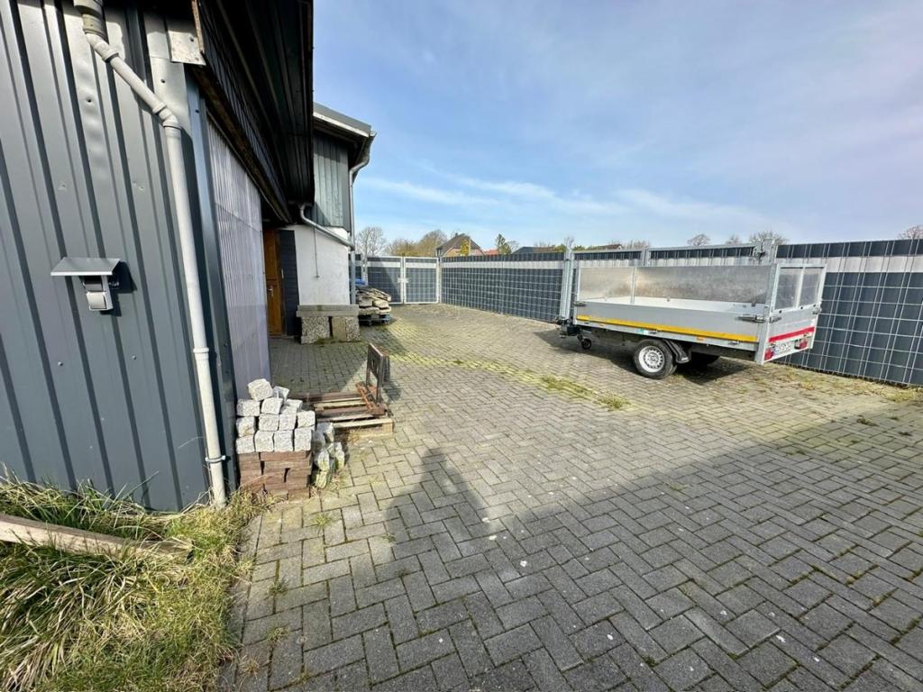 Abschließbarer Stellplatz vor dem Carport
