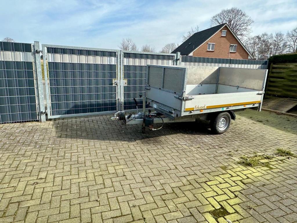 Abschließbarer Stellplatz , weit. Ansicht mit Zaun zum Öffnen 