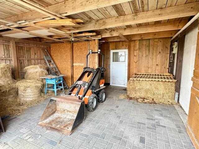 Blick in den Carport, dahinter die Sattelkammer