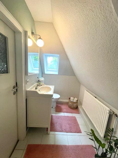 Wannenbad im Obergeschoss, weit. Ansicht