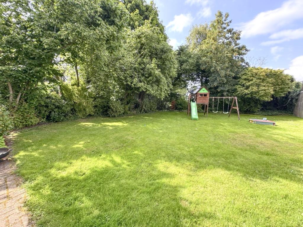 Blick in den komplett eingefriedeten Garten
