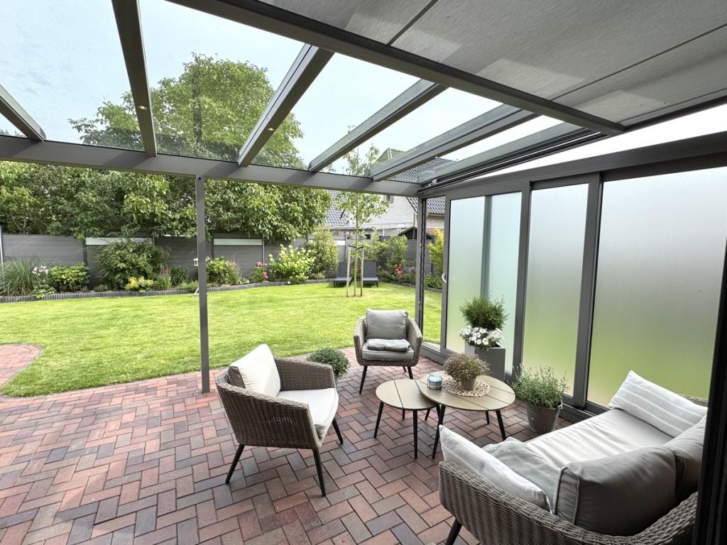 Weitere Perspektive der Terrasse – stilvolle Details und maximaler Sitzkomfort im Freien