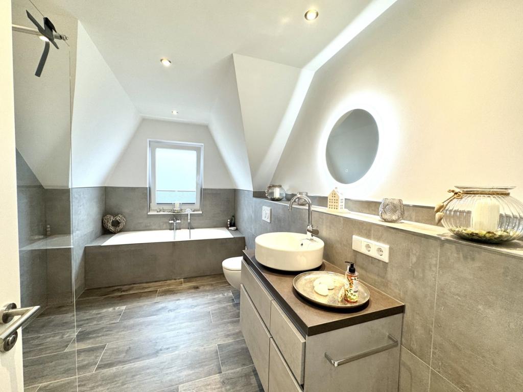 Luxuriöses Tageslichtbad mit moderner Dusche und großzügiger Wanne – Ihr Wellnessraum im Obergeschoss