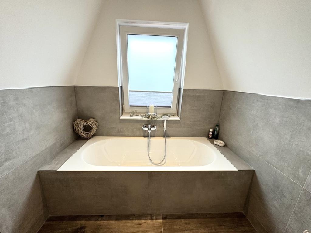 Großzügige Badewanne – Ihr persönlicher Ort zum Entspannen und Abschalten