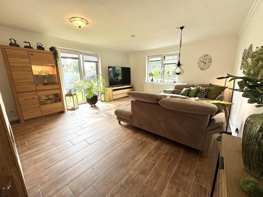 Modernes Wohnen mit Weitblick – direkter Gartenzugang und Fensterflächen für maximalen Lichteinfall